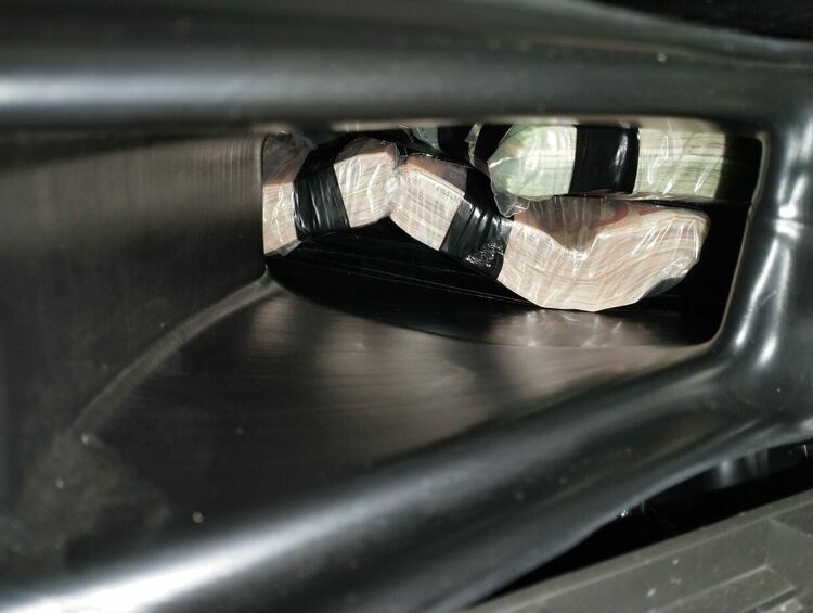 Откриха над 100 000 недекларирани евро в тайник на тир