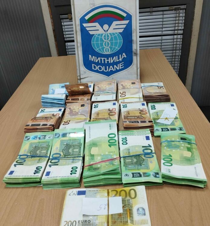 Откриха над 100 000 недекларирани евро в тайник на тир