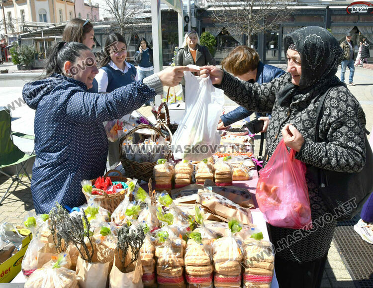 Единство в името на вярата: Християни и мюсюлмани си подадоха ръка на базара в Хасково за храма в Мандра