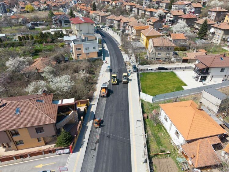 Продължава работата по полагането на третия слой асфалт