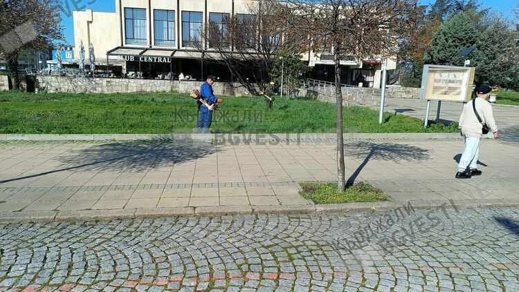 Започна пролетното косене на тревните площи в Кърджали,за сега в центъра