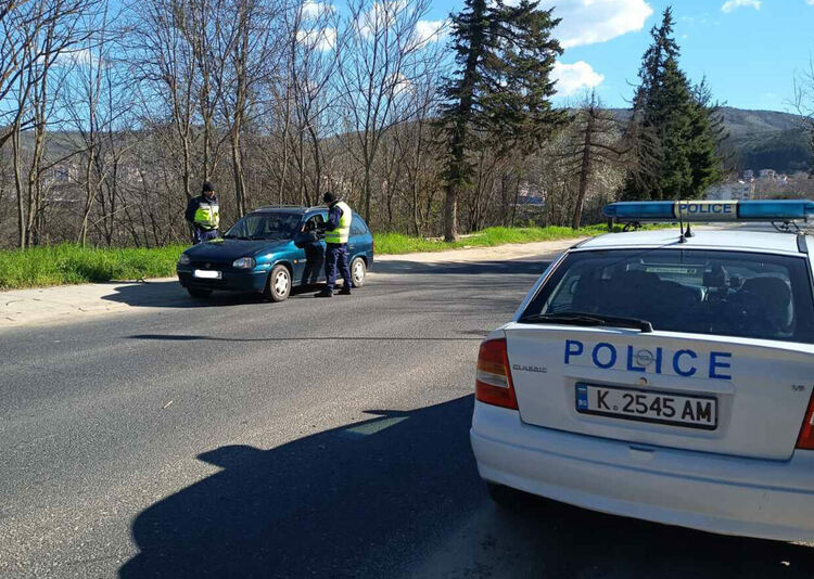 9000 евро и три тетрадки с имена са иззети при специализирана операция на ОДМВР-Кърджали