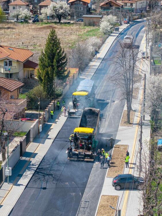 Продължава работата по полагането на третия слой асфалт