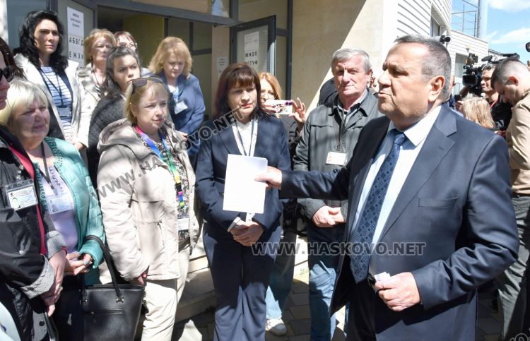 Министри провериха пункт за помощи в Хасково след сигнал за предизборна агитация