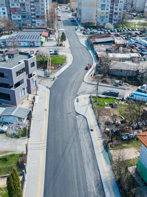 Продължава работата по полагането на третия слой асфалт