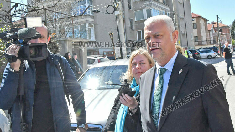 Министри провериха пункт за помощи в Хасково след сигнал за предизборна агитация