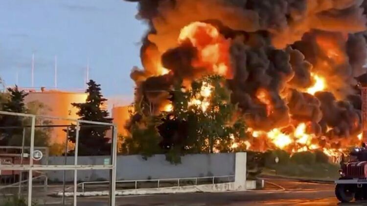  Украински дрон подпали най-важния руски петролен възел в Черно море