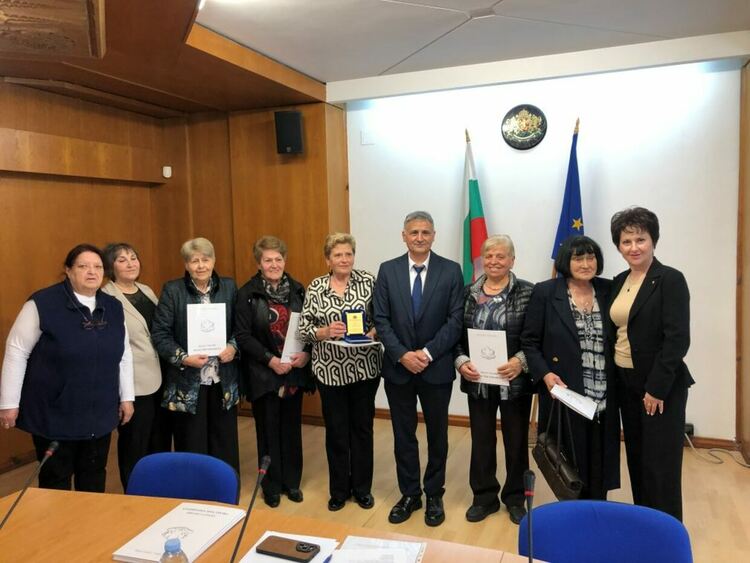 Областният управител на Смолян награди лекари и медицински сестри за значим принос