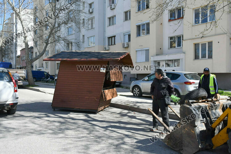 Дървена къщичка се катурна от камион при удар в дърво