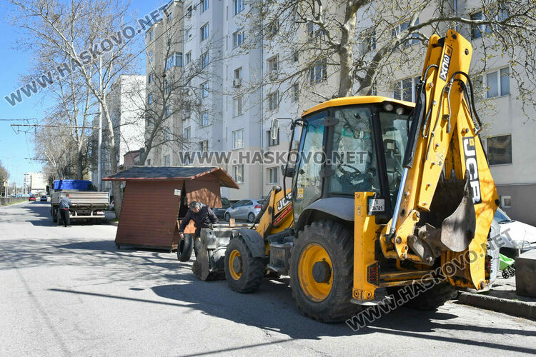 Дървена къщичка се катурна от камион при удар в дърво