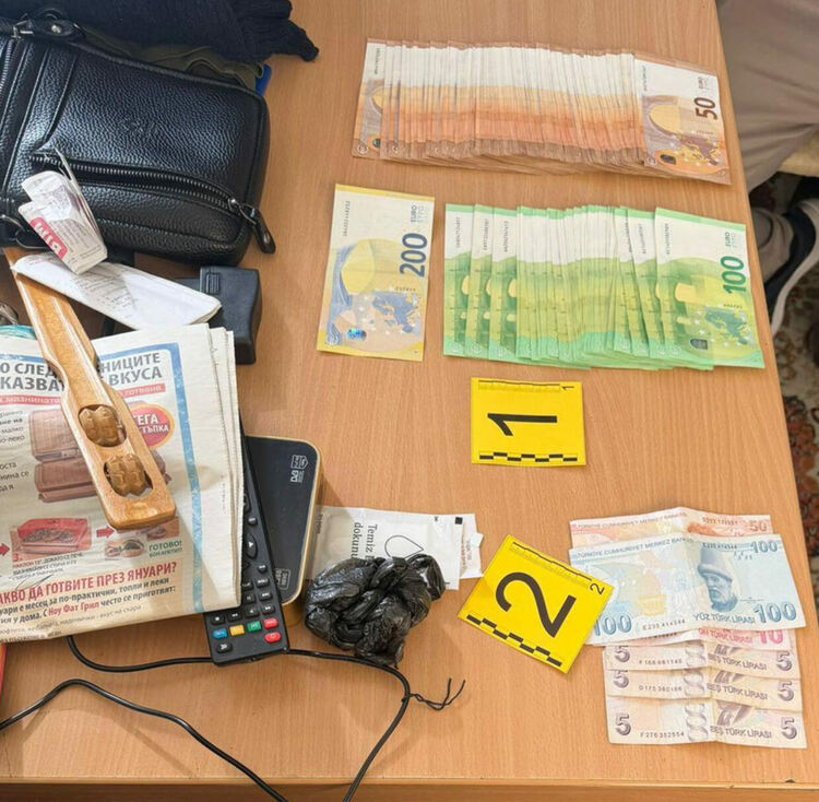 9000 евро и три тетрадки с имена са иззети при специализирана операция на ОДМВР-Кърджали