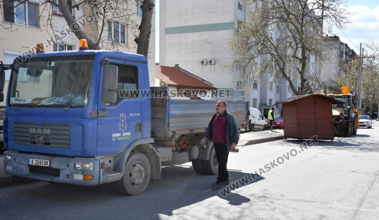 Дървена къщичка се катурна от камион при удар в дърво