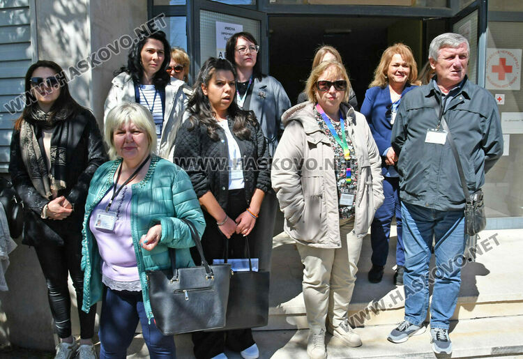 Министри провериха пункт за помощи в Хасково след сигнал за предизборна агитация