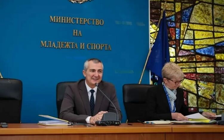 За разлика от предишния си мандат Димитър Илиев сега направи чистка и в дружествата за спортни имоти, а не само в тотализатора