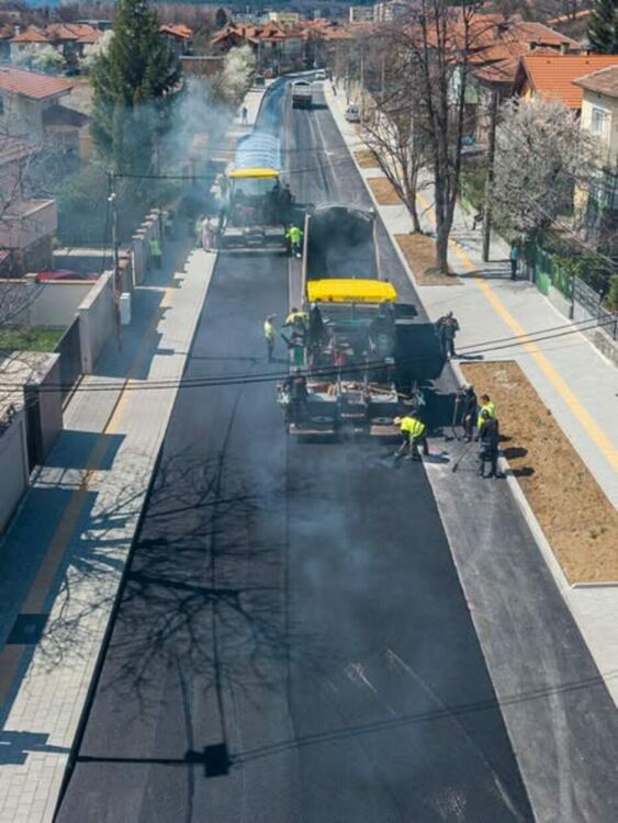 Продължава работата по полагането на третия слой асфалт