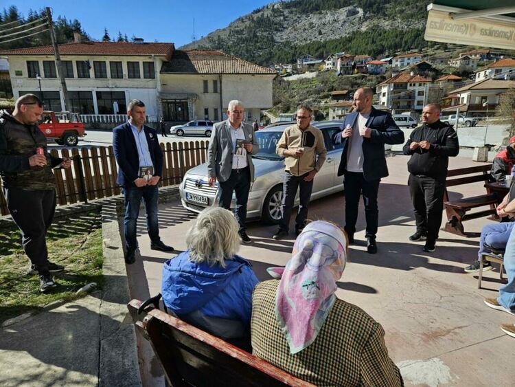 България има нужда от истински държавници, които да се справят с олигархията и корупцията, заявиха кандидати на &bdquo;Прогресивна България&ldquo; в община Борино / ГАЛЕРИЯ/