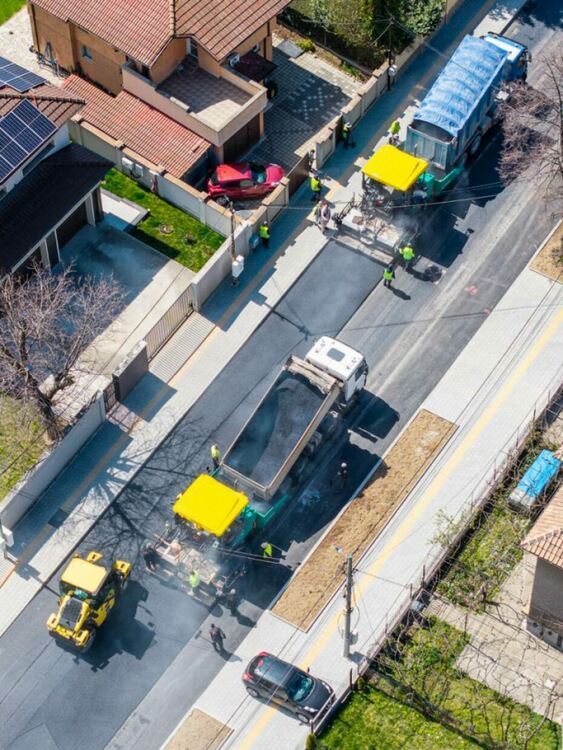 Продължава работата по полагането на третия слой асфалт