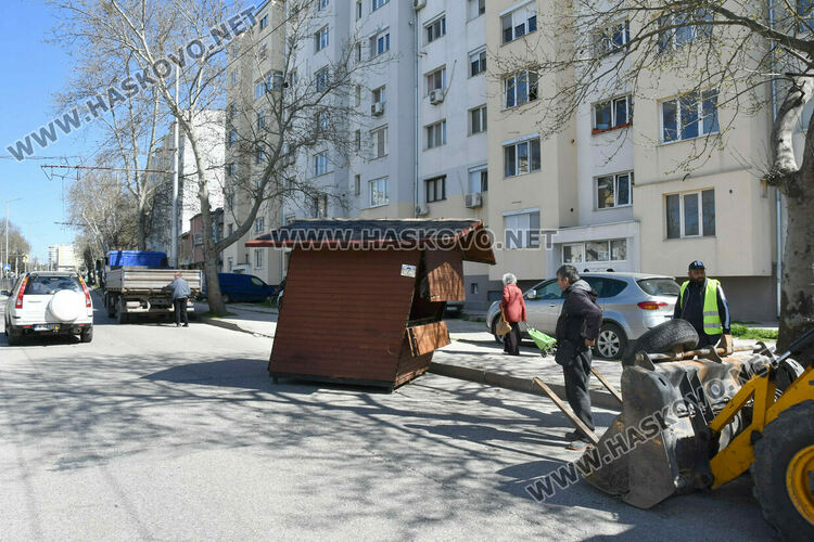 Дървена къщичка се катурна от камион при удар в дърво