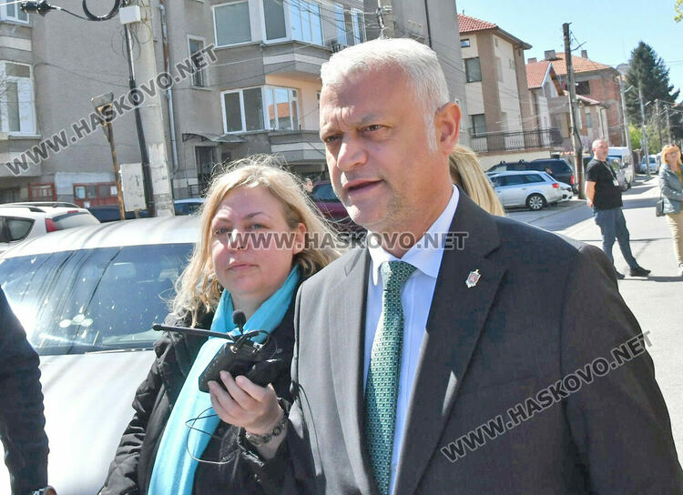 Министри провериха пункт за помощи в Хасково след сигнал за предизборна агитация