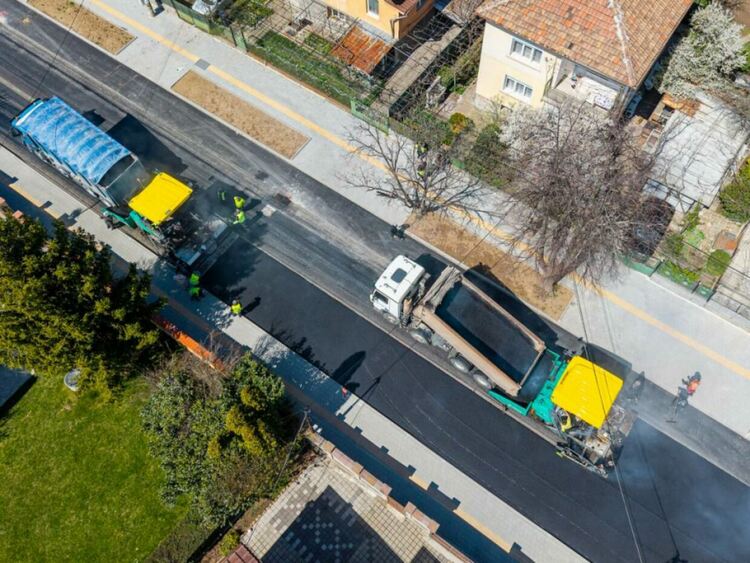 Продължава работата по полагането на третия слой асфалт