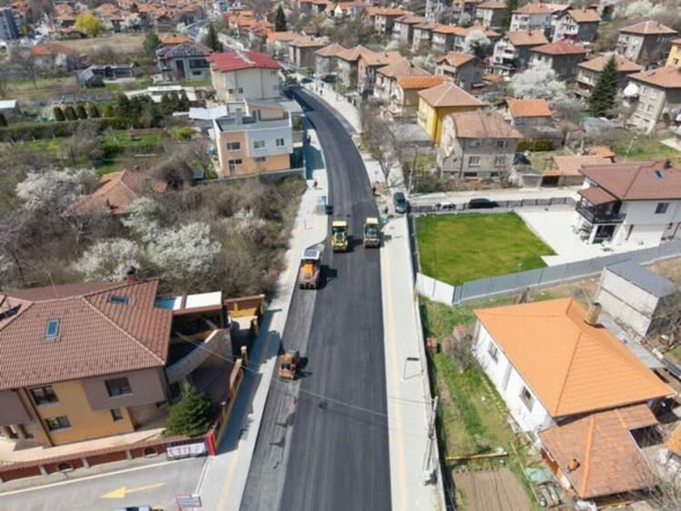 Продължава работата по полагането на третия слой асфалт