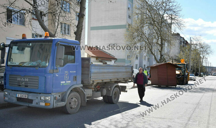 Дървена къщичка се катурна от камион при удар в дърво