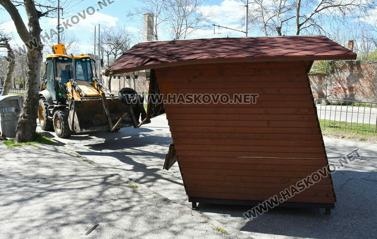 Дървена къщичка се катурна от камион при удар в дърво