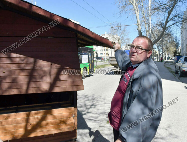 Дървена къщичка се катурна от камион при удар в дърво