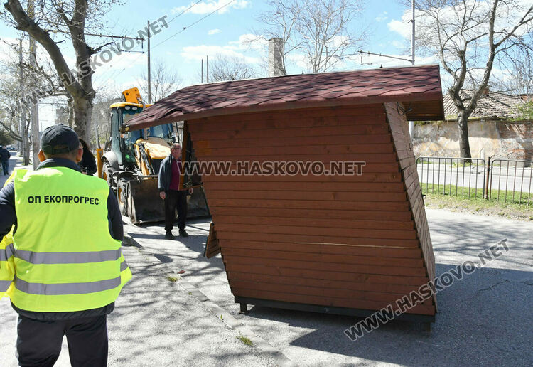 Дървена къщичка се катурна от камион при удар в дърво