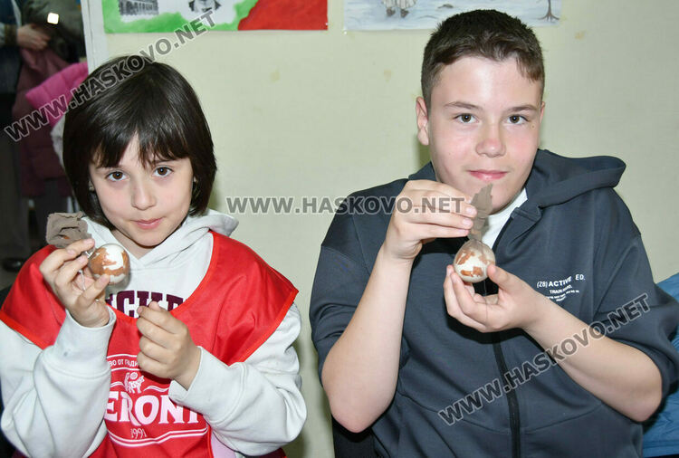 Деца разучиха техники за боядисване на яйца на Велики Четвъртък