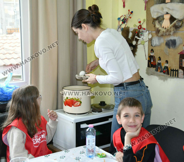 Деца разучиха техники за боядисване на яйца на Велики Четвъртък