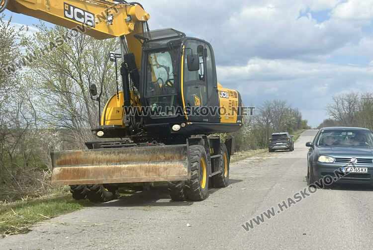С тежка техника разчистват храстите край пътя от Хасково към Въгларово