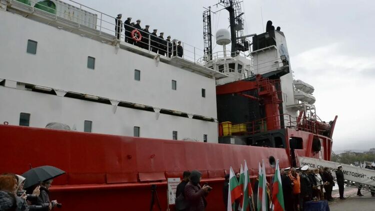 Варна посреща полярните ни герои: НИК 421 акостира след 34-тата експедиция