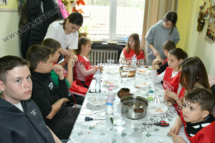 Деца разучиха техники за боядисване на яйца на Велики Четвъртък