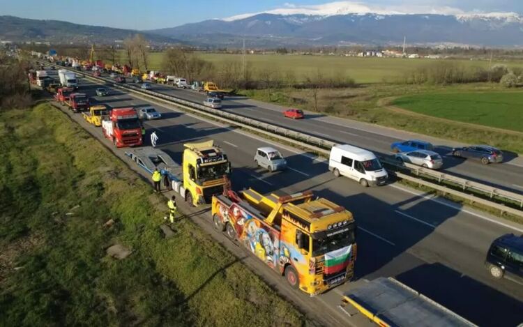 Колите на пътната помощ не блокираха трафика, но го затрудниха.