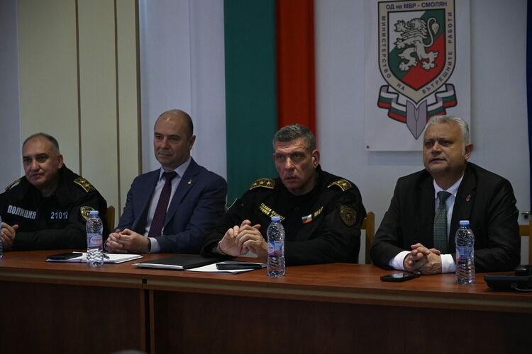 Трима задържани в Смолянско по сигнали за изборни нарушения преди вота