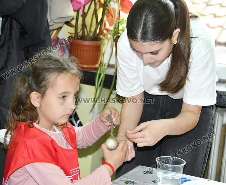 Деца разучиха техники за боядисване на яйца на Велики Четвъртък