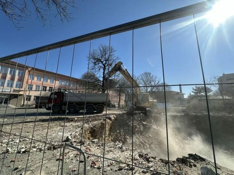 Разчистиха терена за бъдещия център по изкуствата в ПМГ Хасково
