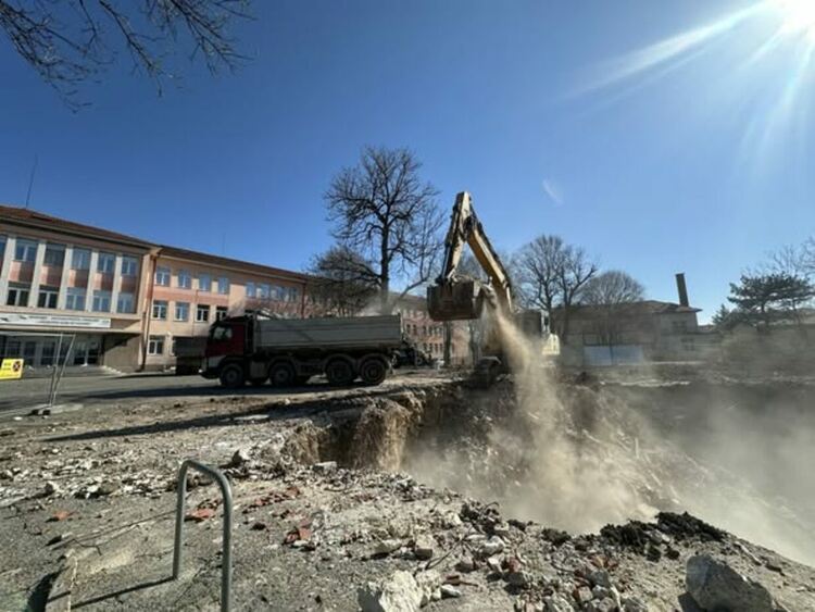 Разчистиха терена за бъдещия център по изкуствата в ПМГ Хасково
