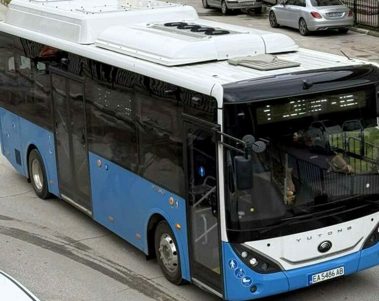 Пътен инцидент затруднява движението по ул."Васил Левски"