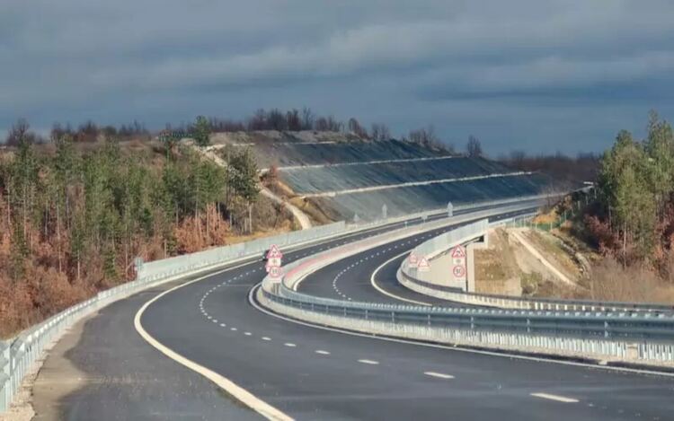 Агенция &bdquo;Пътна инфраструктура&ldquo; е рекордьор по раздадени аванси - само за магистрала &bdquo;Хемус&ldquo; е превела 1 млрд. евро.