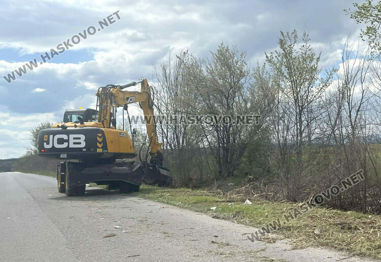 С тежка техника разчистват храстите край пътя от Хасково към Въгларово