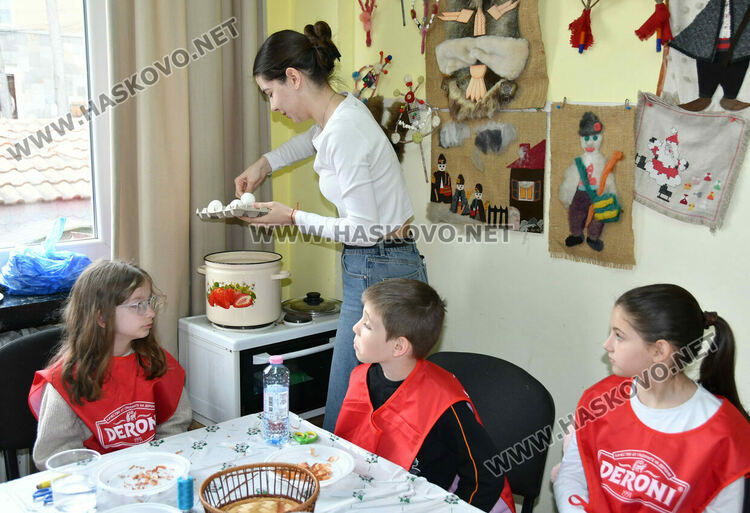 Деца разучиха техники за боядисване на яйца на Велики Четвъртък