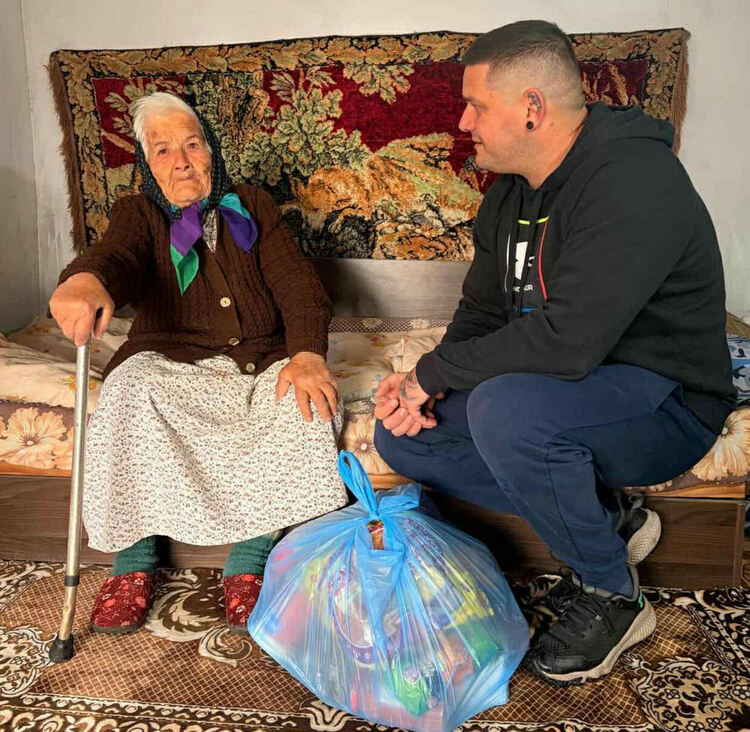 Преди Великден: Раздадоха 1 000 пакета на хора в нужда