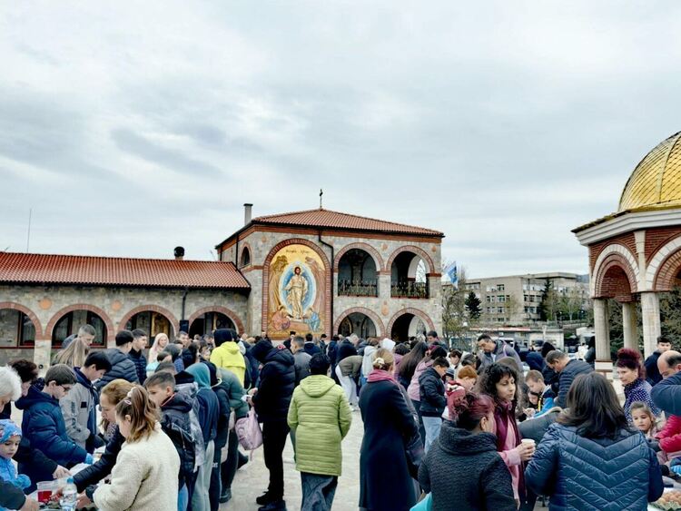 190 деца боядисваха яйца на Велика Събота в манастира "Свети Йоан Предтеча"в Кърджали/снимки/