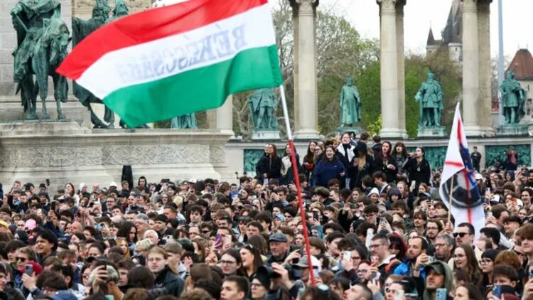 Светът следи отблизо изборите в Унгария: Идва ли краят на ерата &bdquo;Орбан&ldquo;? 