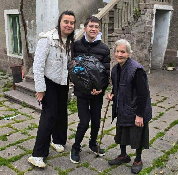 Преди Великден: Раздадоха 1 000 пакета на хора в нужда