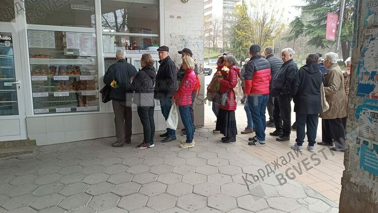 Опашка за домашни козунаци на Велика събота,малка пекарна в Кърджали засрами големите производители