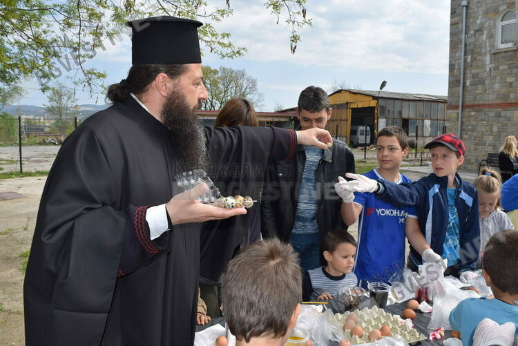 За поредна година десетки деца боядисват яйца в двора на манастира &bdquo;Свети Йоан Предтеча&ldquo;