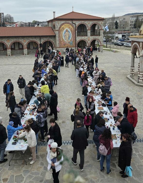 190 деца боядисваха яйца на Велика Събота в манастира "Свети Йоан Предтеча"в Кърджали/снимки/